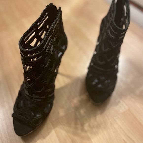 Burberry peak toe heels - Picture 2 of 11